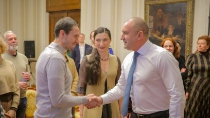 Актьори от Народния театър Иван Вазов които подкрепят директора Васил