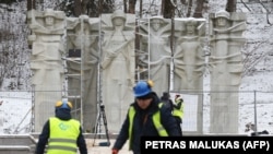 Робітники перед початком демонтажу радянських скульптур на Антакальніському цвинтарі у столиці Литви. Вільнюс, 6 грудня 2022 року