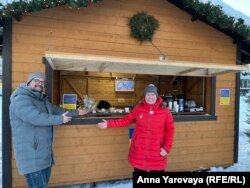 Волонтеры Андрей Агапов и Тамара Полякова на благотворительной ярмарке в поддержку Украины в Йоэнсуу