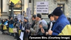 Протест перед театром в Милане