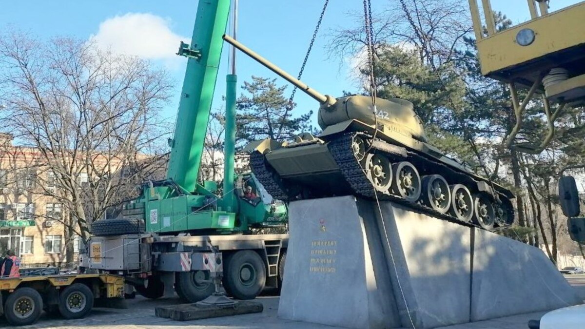 У Дніпрі демонтували радянський пам’ятник Юхимові Пушкіну, відомий як «Танк» 