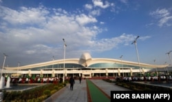 La aeroportul din Așgabat unii pasageri sunt scoși cu forța din zborurile spre alte țări, susțin activiștii.