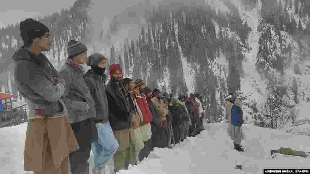 Sahrana na snegu u dolini Neelum, u pakistanskom Kašmiru