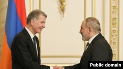 Премьер-министр Армении Никол Пашинян (справа) и начальник Секретной разведывательной службы Великобритании Ричард Мур. Ереван. 16 декабря 2022 г.