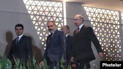 Никол Пашинян (в центре) и Владимир Путин (справа) на саммите ОДКБ