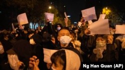 Pamje nga protestat në Pekin. 27 nëntor 2022.
