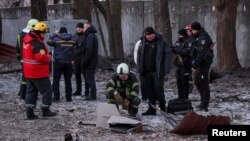Рятувальники і поліцейські досліджують частини безпілотника, Київ, 14 грудня 2022 року