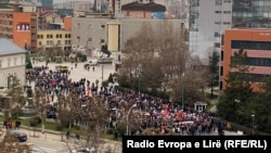 Protestuesit janë mbledhur para ndërtesës së Kuvendit të Kosovës në Prishtinë. 24 dhjetor 2022.