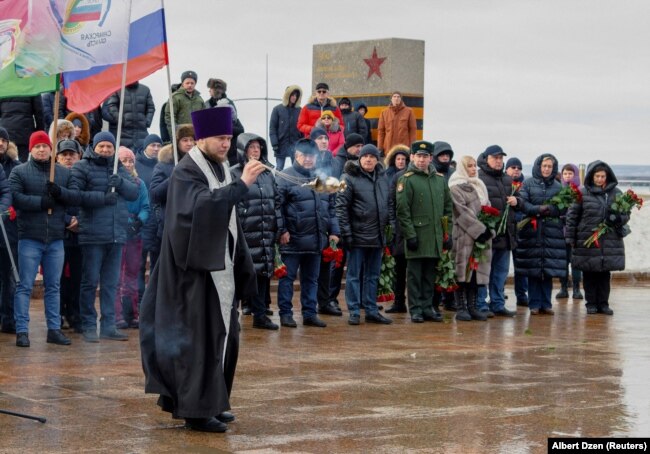 Egy pap megemlékezést vezet az Ukrajna lerohanása során elesett orosz katonák emlékére Szamarában január 3-án