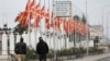 Луѓе шетаат пред Владата на Македонија