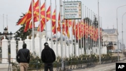 Луѓе шетаат пред Владата на Македонија