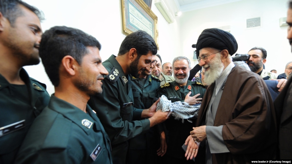 داوود جعفری در حال دریافت چفیه از علی خامنه‌ای، پس از بازداشت ملوانان آمریکایی