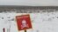Участкі, якія абясшкоджваюць ад мін, агароджваюць пафарбаванымі ў чырвоны колер палкамі і пазначаюць таблічкамі. Бучанскі раён, лістапад 2022 году. Архіўнае фота