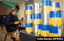 У виготовленні свічок беруть участь різні люди: як біженці з України, так і українська діаспора