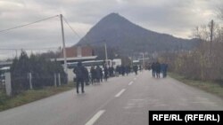 Meštani se okupljaju u blokadi u selu Rudare, opština Zvečan na severu Kosova, 10. decembra 2022.