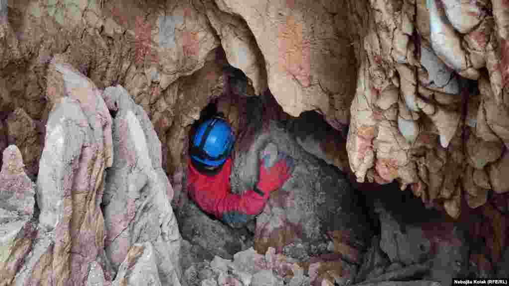 Pećina u Trebinju je otkrivena prilikom kopanja temelja za postavljanje reflektora na fudbalskom stadionu. Ulazak u pećinu je uzak, a ona se proteže i ispod trebinjeske bolnice. &nbsp;