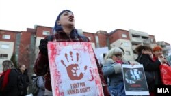 Протест пред Владата на активисти за заштита на животните 