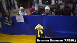 Сред протестиращите имаше българи и украинци.