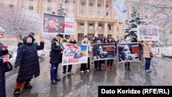 As the hearing took place on January 9, dozens of Saakashvili’s supporters rallied in front of the Tbilisi court demanding his immediate transfer to a Western hospital for treatment.