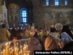 Patriarhul Onufrie celebrând Sfânta Liturghie duminicală în Lavra Pecersk pe 11 decembrie.
