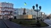Після демонтажу пам'ятника російській імператриці Катерині II на постаменті встановили прапор України. Одеса, 29 грудня 2022 року