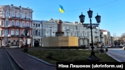 После демонтажа памятника российской императрице Екатерине II на постаменте установили флаг Украины. Одесса, 29 декабря 2022 года