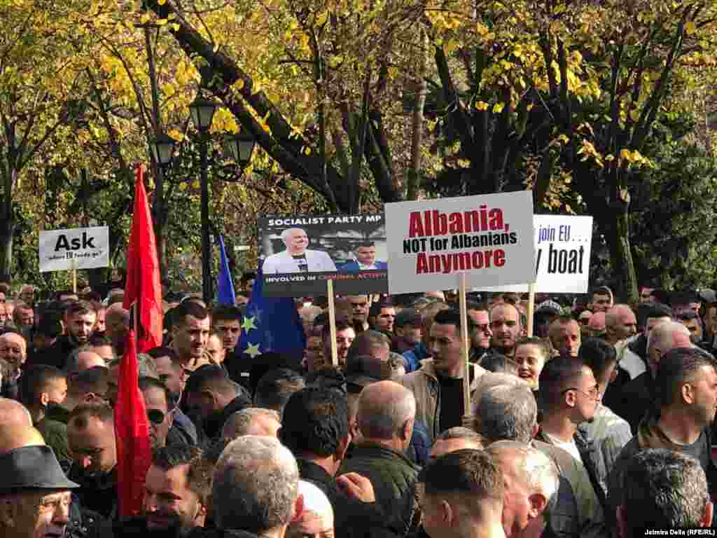 &quot;Shqipëria jo për shqiptarët, jo më&quot;, një tjetër pankartë që mbanin protestuesit në Tiranë.