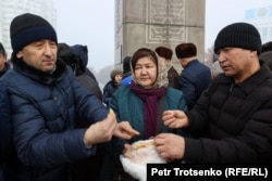 Tubim në Almaty, Kazakistan, më 5 janar, në njëvjetorin e goditjes vdekjeprurëse të qeverisë, 'Janari i përgjakshëm'. Mbi 230 njerëz u vranë kur presidenti Toqaev dha urdhrin "qëlloni për të vrarë" kundër protestave mbarëkombëtare. (Petr Trotsenko, Shërbimi kazak i REL-it)