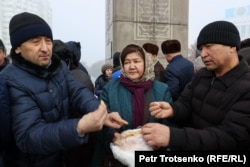 Люди во время траурного митинга в Алматы 5 января, в годовщину Январских событий. Начавшиеся мирно протесты в начале 2022-го перетекли в беспорядки, президент Касым-Жомарт Токаев отдал приказ стрелять, погибли 238 человек. Автор: Петр Троценко, казахская редакция «Азаттыка».