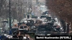 Російська військова техніка, знищена на одній із вулиць Бучі під Києвом. 1 березня 2022 року. Автор фото – Сергій Нужненко
