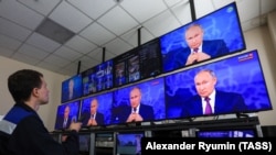 Canalele TV controlate de Kremlin sunt, adesea, singura sursă de informații pentru o mare parte a populației Rusiei.