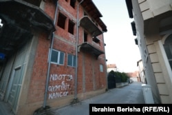 Grafit në lagjen Kolovica në Prishtinë që bën thirrje kundër përdorimit të qymyrit.