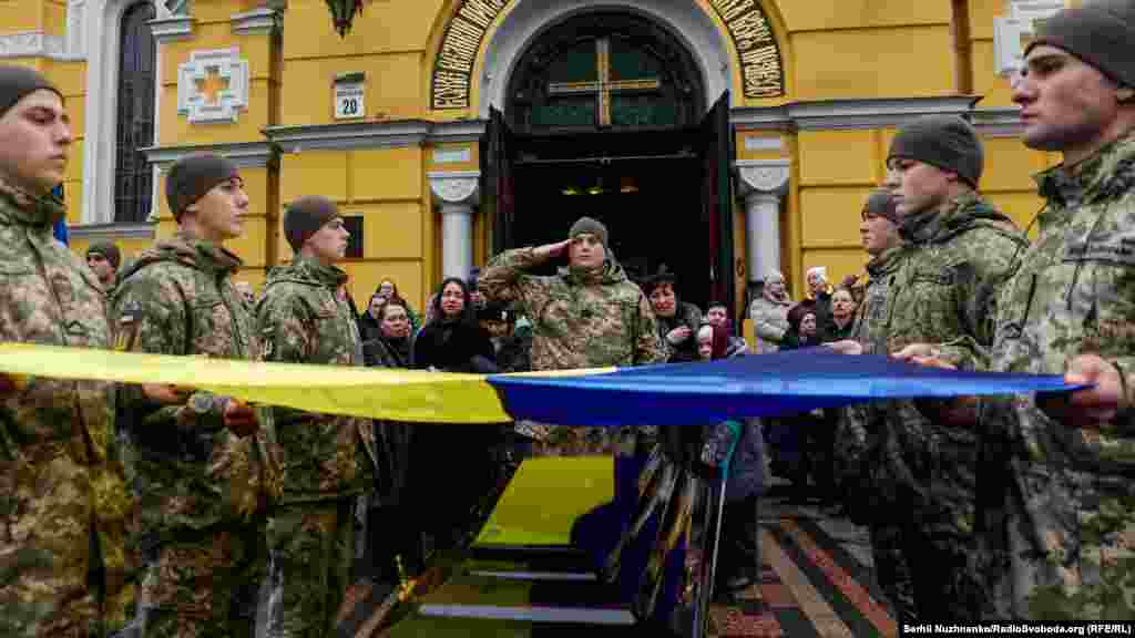 Військові віддають останню честь загиблому оборонцю України