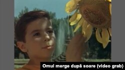 Captură din filmul „Omul merge după soare”