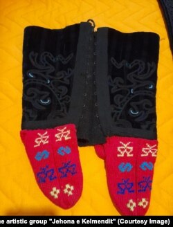 Çorapet e punuara me fije leshi që janë pjesë e xhubletës.