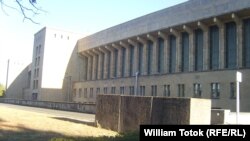 Clădirea dezafectată a aeroportului Tempelhof din Berlin. (Foto: William Totok)