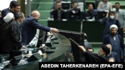 ابراهیم رئیسی لایحه پیشنهادی بودجه ۱۴۰۲ را به محمدباقر قالیباف، رئیس مجلس شورای اسلامی، می‌دهد
