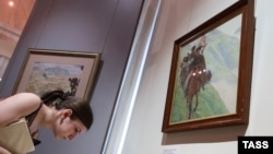 Посетитель стоит перед картиной "Хаджи-Мурат и его мюриды"