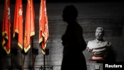 Женщина проходит мимо бюста Иосифа Сталина в музее-панораме "Сталинградская битва" в Волгограде