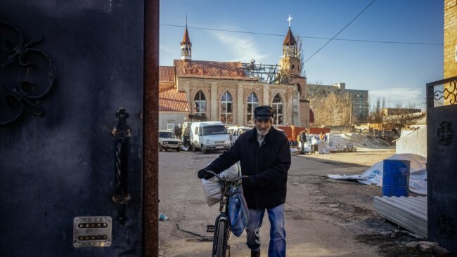  Orașul asediat Bahmut se pregătește pentru o iarnă grea 