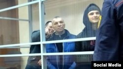 Дмитро Равіч, Денис Дікун і Олег Молчанов у залі суду