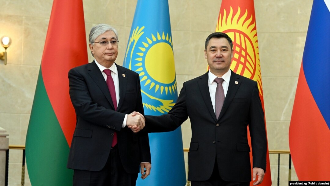 Касым-Жомарт Токаев менен Садыр Жапаров. Архив сүрөт.