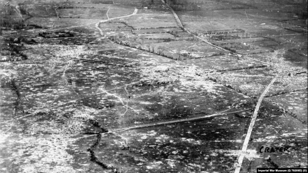 Пейзаж, осеян с окопи и кратери от снаряди близо до Катр Роа, Белгия, 1917 г.