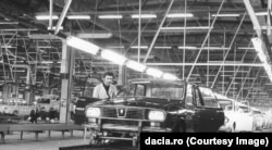 Dacia 1300, primul model fabricat la uzina de la Mioveni, sub licență Renault.