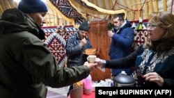 Сәуле Әлиева (оң жақта) "Мызғымастық киіз үйінде". Буча, 9 қаңтар 2023 жыл.