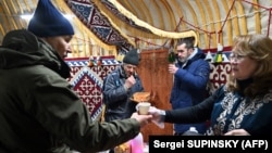 Сауле Алиева (справа) в «Юрте незламності» в Буче. 9 января 2023 года