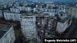 Житлові будинки, пошкоджені російськими обстрілами, в мікрорайоні Салтівка, Харків, 22 грудня 2022 року