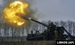 Українські військові ведуть вогонь із САУ «Піон» по російських позиціях біля Бахмуту
