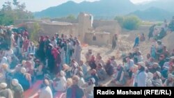 تصویر آرشیف: باشنده گان پکتیکا که از زلزله سال گذشته متاثر شده اند و خواهان کمک برای زمستان اند