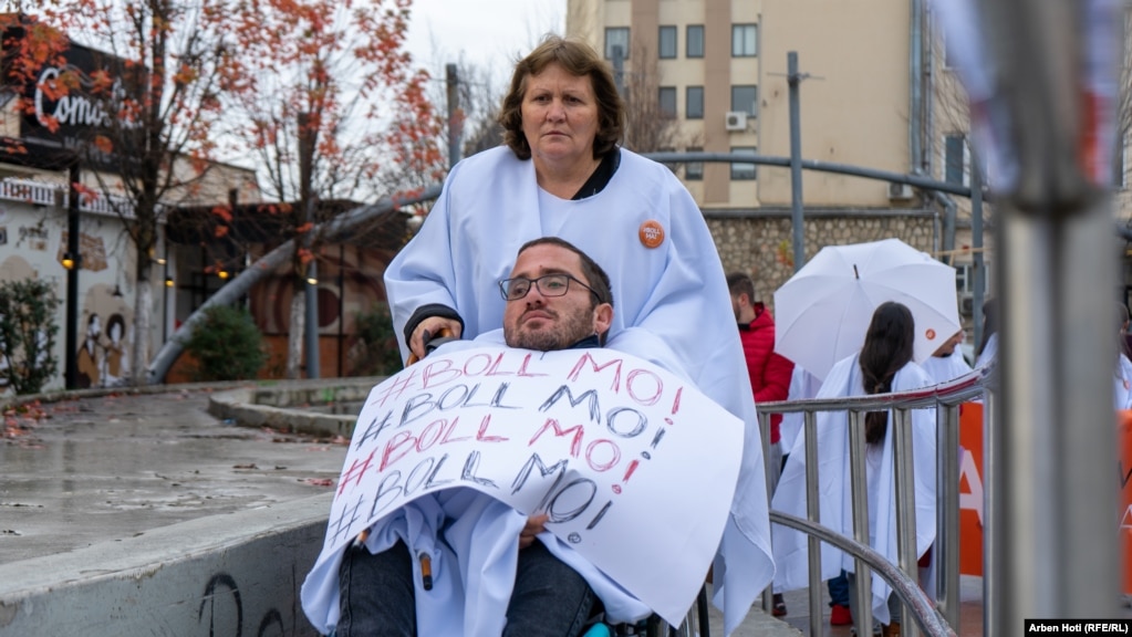 Në protestën e së enjtes në Prishtinë morën pjesë dhjetëra persona me nevoja të veçanta nga e gjithë Kosova. 